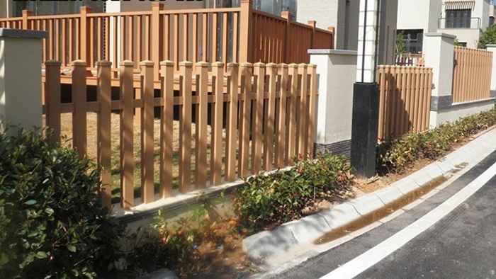 Hàng rào giả gỗ nét đẹp cổ điển giữa thế kỉ 21